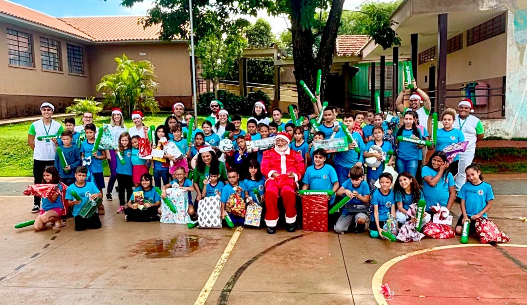 Natal Solidário da Unimed Londrina leva alegria e emoção para mais de 200 crianças e idosos