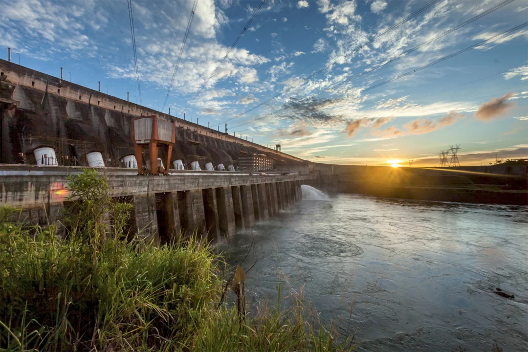 Desconto do “bônus Itaipu” chega à conta de luz dos consumidores brasileiros