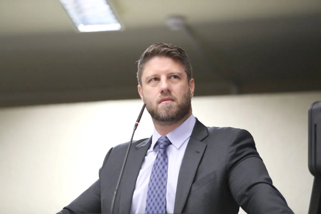 Com autorização do TRE, Requião Filho deve sair do PT sem prejuízos ao mandato de deputado estadual do Paraná