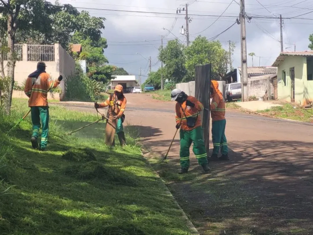 CMTU intensifica corte de mato alto com operação ampla em mais de 60 áreas