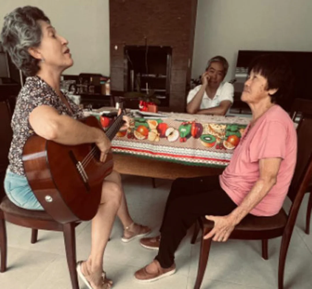Instituto Não Me Esqueças oferece sessões de musicoterapia em casa para pessoas com Alzheimer