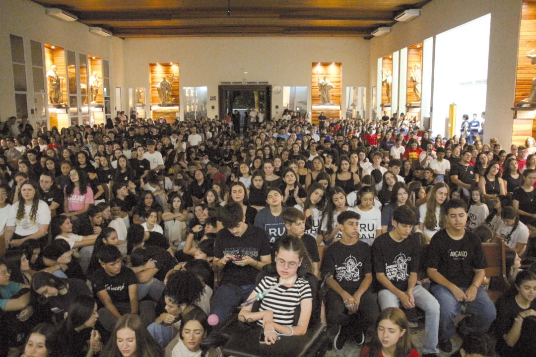 Igreja Católica reúne mais de 600 jovens em Londrina para rezar o terço pela saúde do Papa Francisco