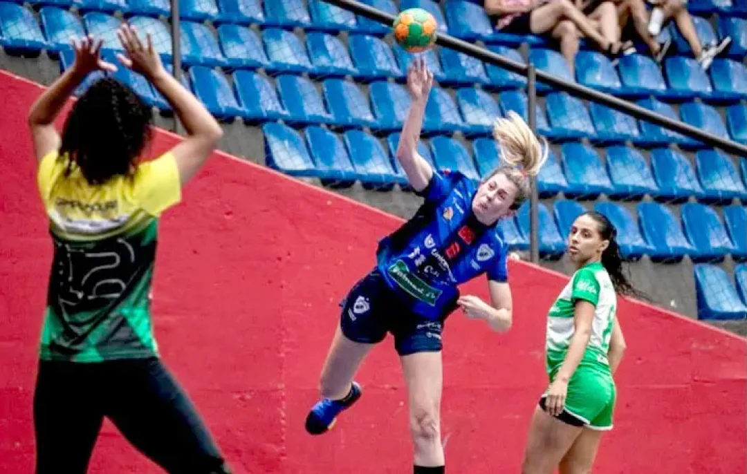 Time feminino do Londrina Handebol embarca para disputar a Supercopa do Brasil em Brasília