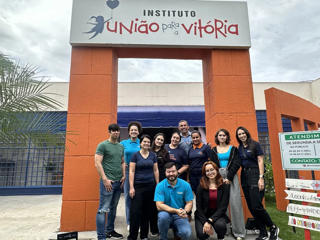 Campanha de Páscoa da Atos faz distribuição de chocolates no Instituto União para a Vitória