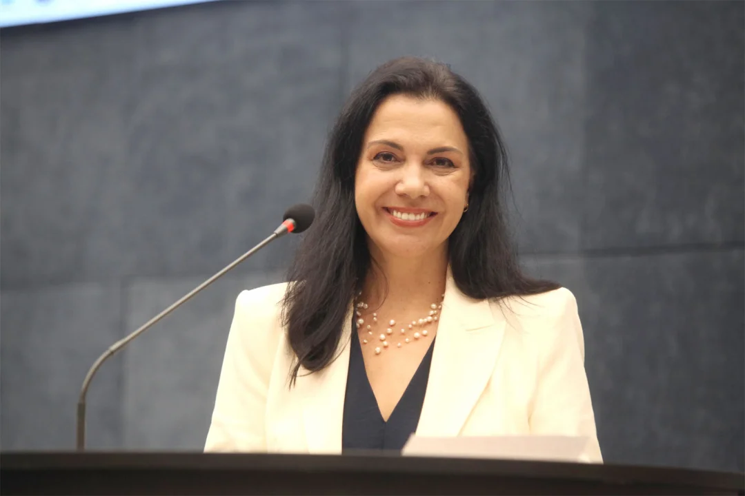 Professora Flávia Cabral é a nova líder do Executivo na Câmara de Londrina