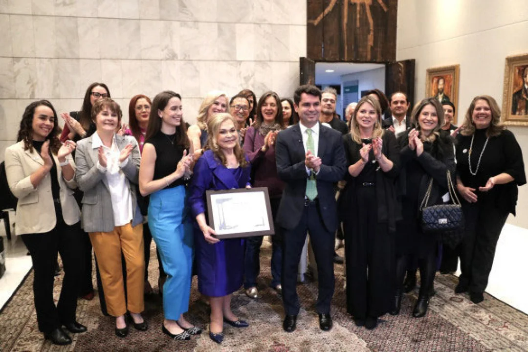 Assembleia entrega de Menção Honrosa à professora Maria Lúcia Prado Sabatella