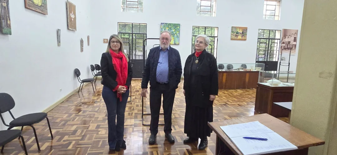 Tercilio Turini lembra de histórias familiares emvisita à mostra dos 150 da imigração italiana