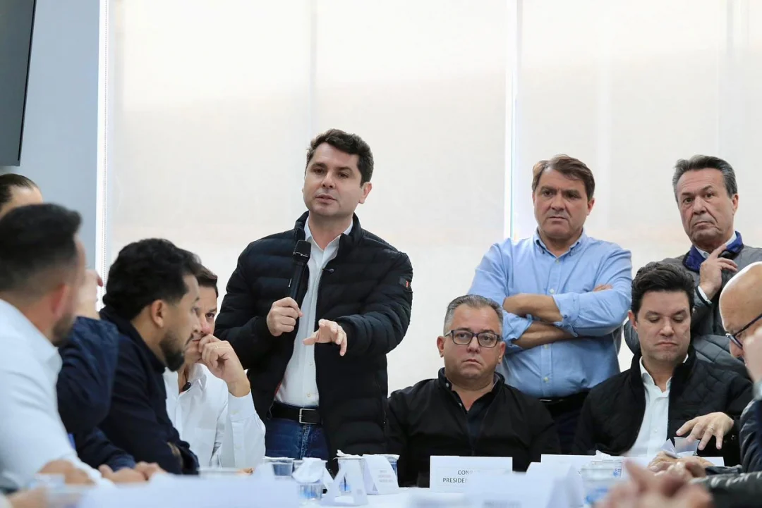 Asfalto na frente de casa muda a vida das pessoas, considera Alexandre Curi