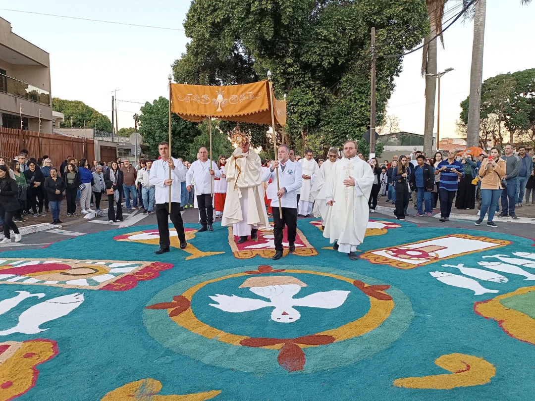 Procissão pelas ruas da Vila Nova marca festividade de Corpus Christi no Santuário