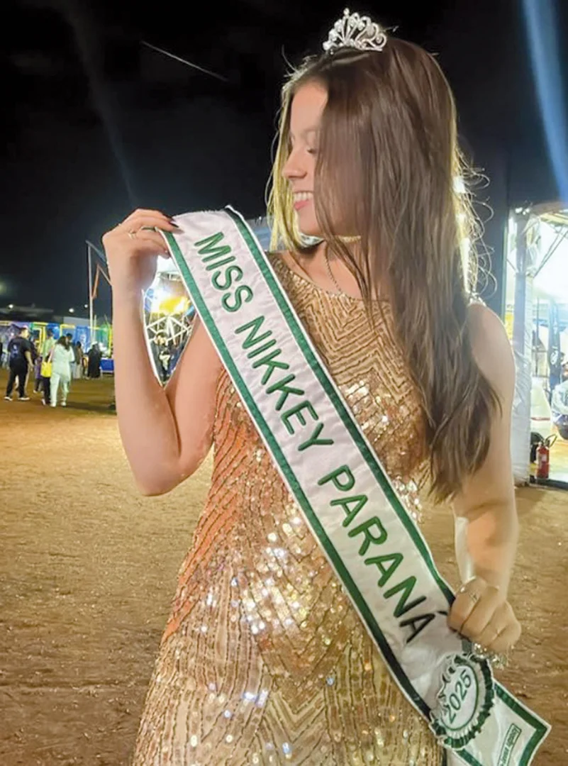 Deputado Cobra Repórter propõe homenagem à Miss Nikkey Paraná 2025