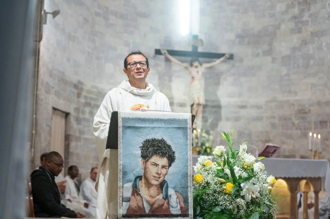 Juventude de Londrina recebe relíquias de Beato Carlo Acutis em noite original de fé e esperança