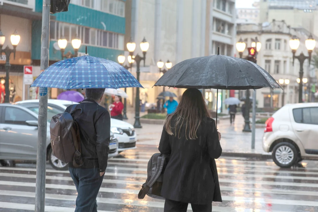 Nova frente fria trará chuva e queda das temperaturas ao Paraná, prevê Simepar