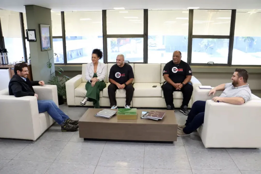 Prefeito conversa com integrantes de projeto social londrinense de taekwondo