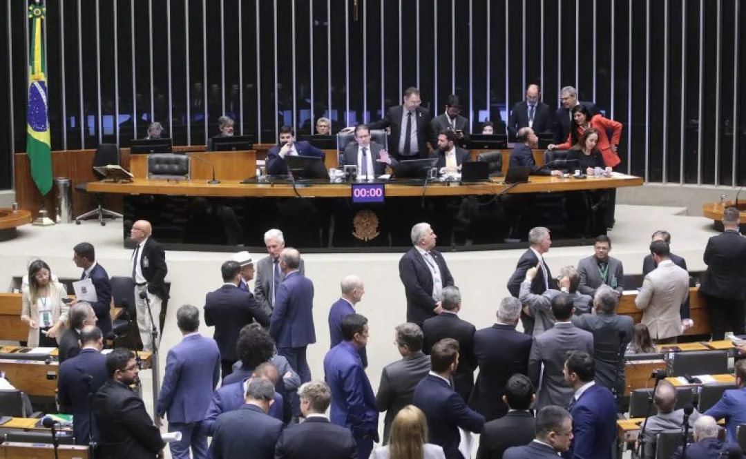 Câmara aprova pedido de urgência para projeto que suspende aumento do IOF