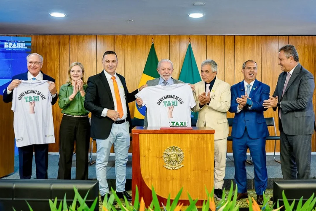 Gleisi destaca MP que isenta taxistas de taxas e reforça compromisso com a categoria