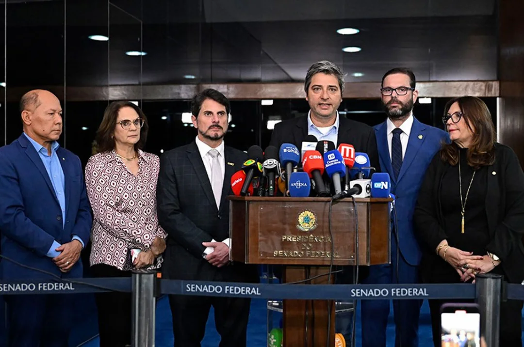 Oposição reage às medidas do STF contra Bolsonaro; governistas defendem decisão