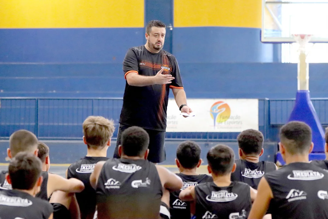 Londrina recebe treinamento de basquete com jogador profissional norte-americano