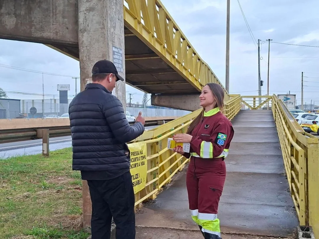 Ação da PRVias busca conscientizar pedestres sobre importância da travessia em passarelas em Londrina e Ponta Grossa