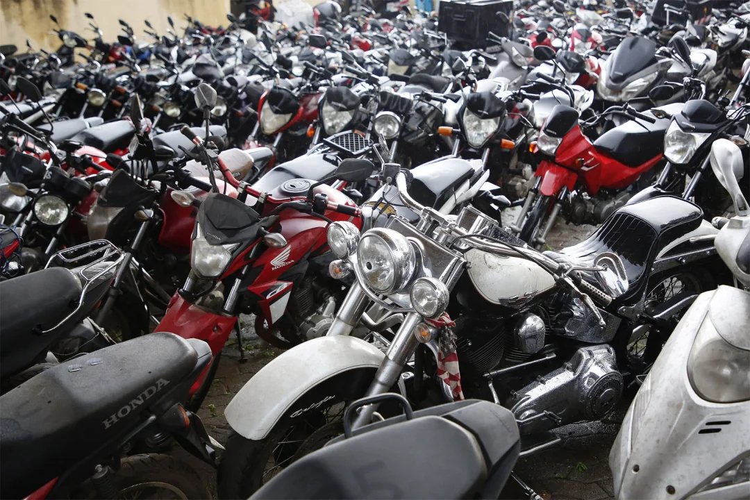 Harley a partir de R$ 13 mil: Detran-PR vai leiloar 148 veículos e materiais ferrosos
