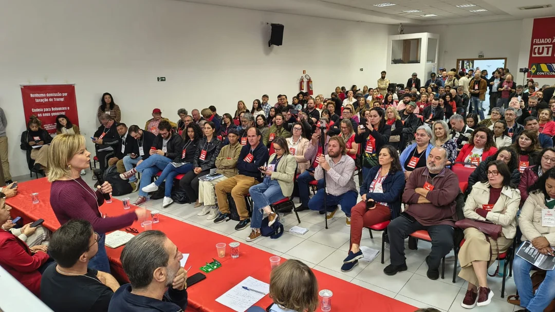 Gleisi defende democracia em encontro do PT-Paraná