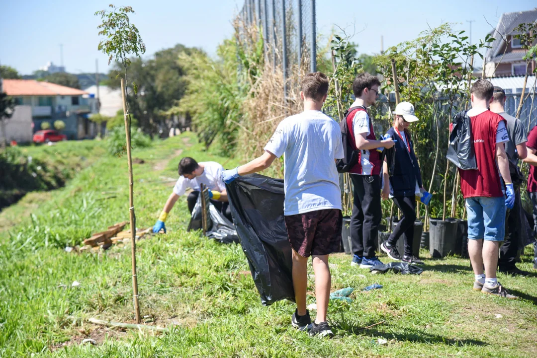 Sesc Londrina promove mutirões de limpeza e plantio de mudas
