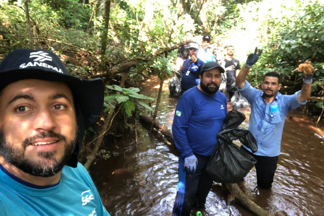 Voluntários da Sanepar ajudam a limpar rios em todo o Paraná
