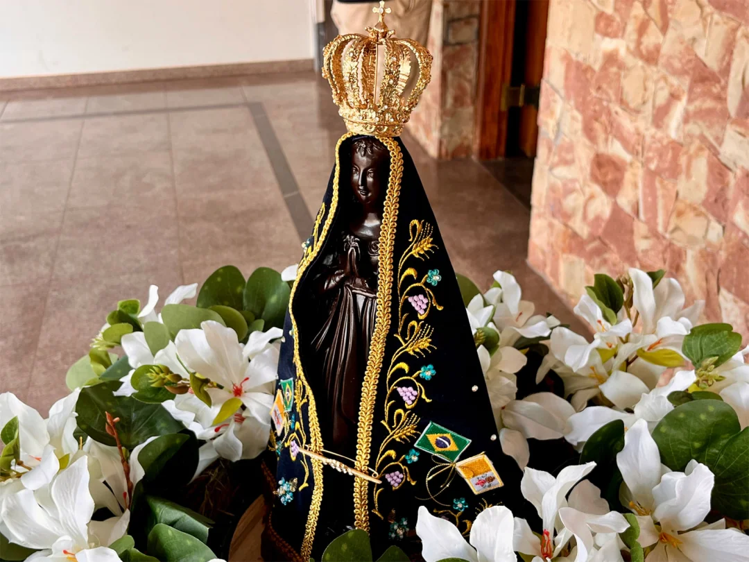 Santuário de Londrina celebra Vésperas Solenes com troca do manto da imagem da padroeira