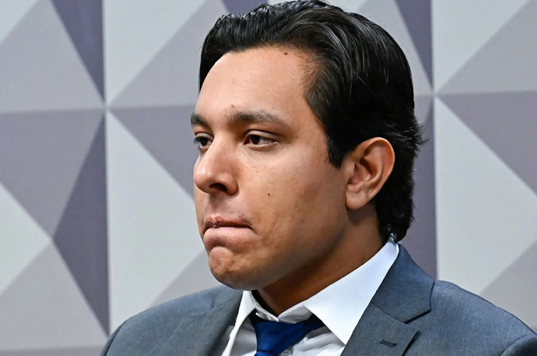 Acusado de criar sistema de fraude fica calado e tem celular aprendido na CPMI