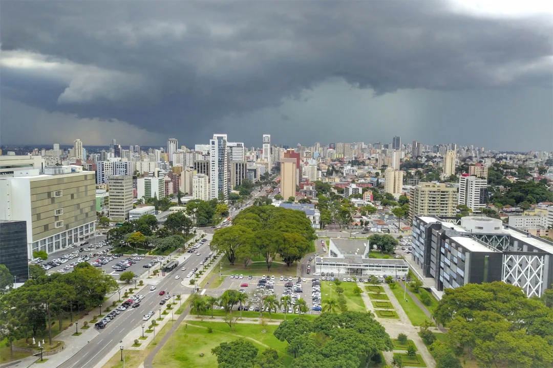 Semana de chuva terá temperaturas mais amenas no Paraná, prevê Simepar