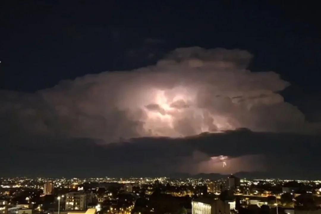 Após milhares de raios no céu, chuva diminui e temperaturas seguem na gangorra no Paraná