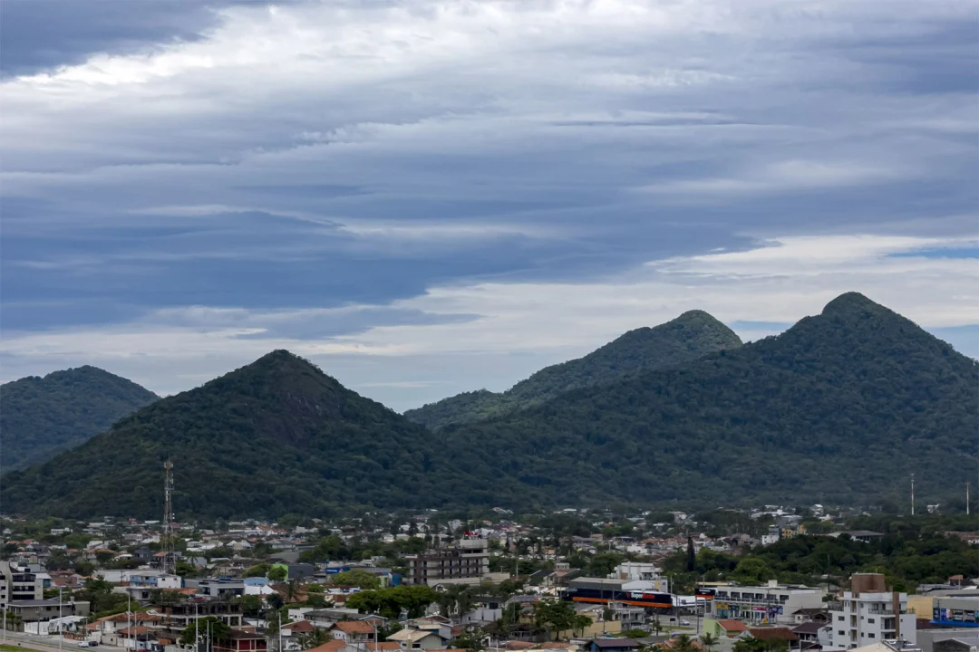 Temperaturas altas no Oeste e amenas no Leste: Paraná segue dividido no fim de semana