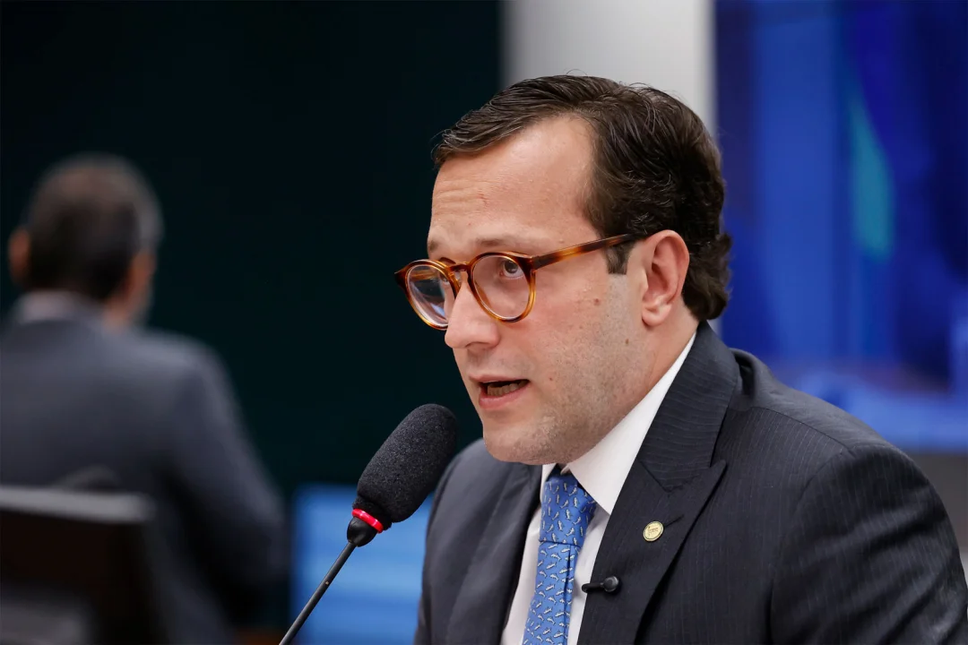 Filipe Barros encerra mandato na Credn com críticas à política externa de Lula