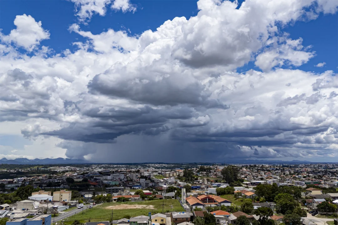 Nova frente fria marca o retorno das tempestades ao Paraná, prevê o Simepar