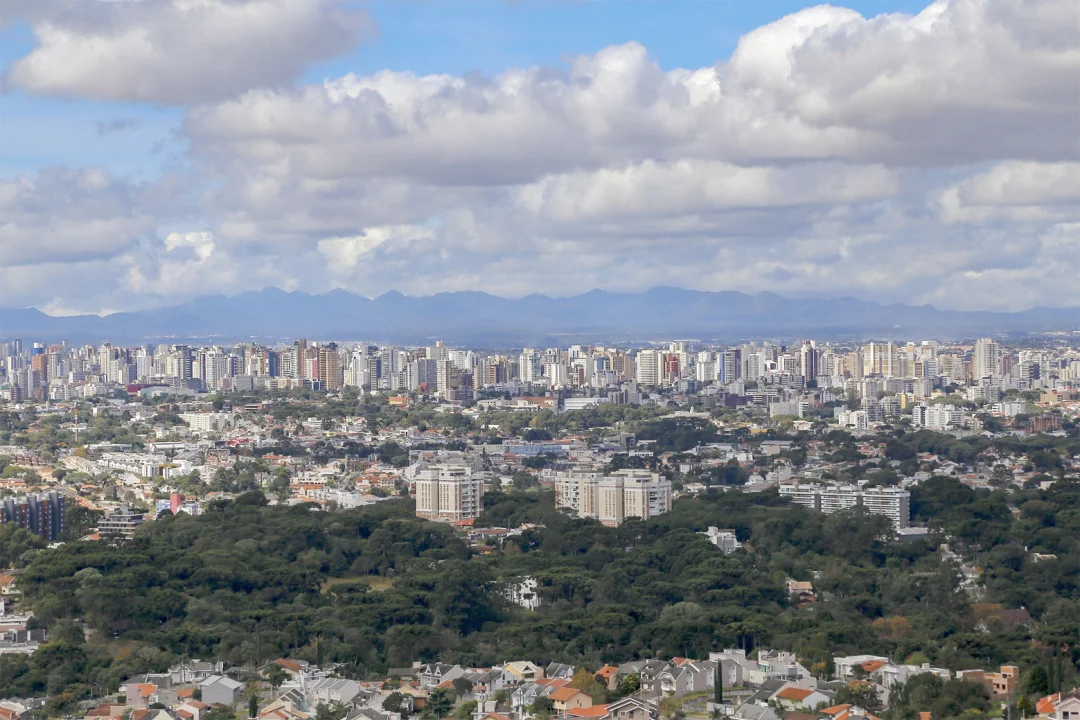 Semana típica de verão: tempo abafado e chuva de fim de tarde no Paraná