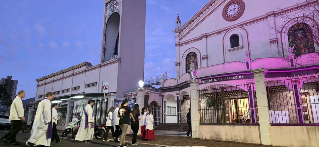 Procissão penitencial reúne fieis no Santuário de Londrina durante a Quaresma