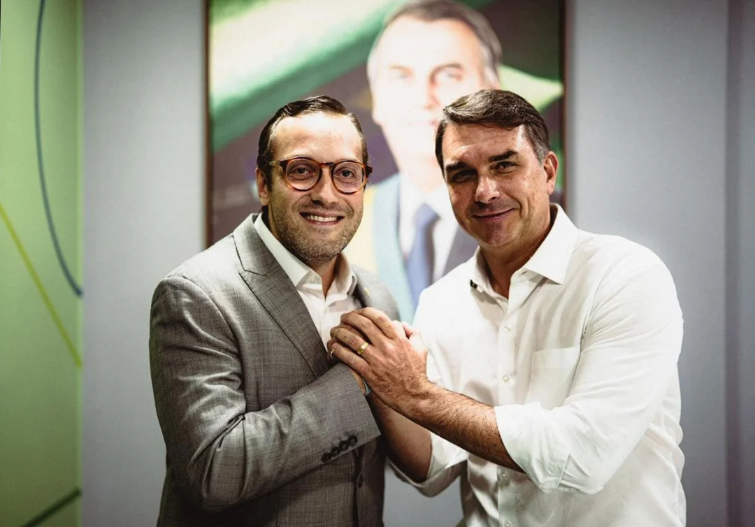 Flávio Bolsonaro reforça apoio a pré-candidatura de Filipe Barros ao Senado