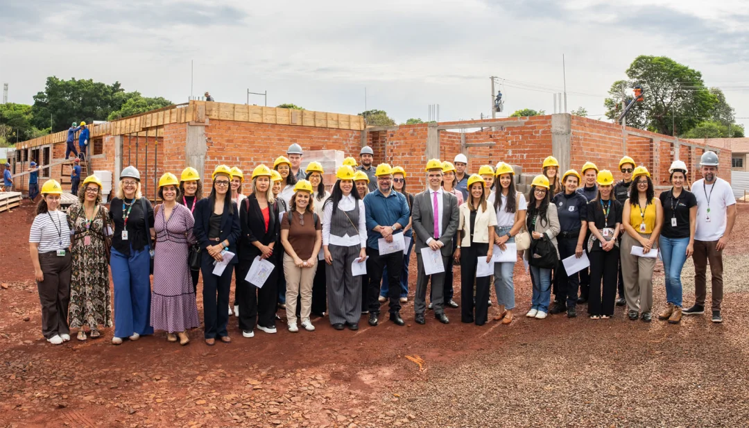 Representantes federais visitam obra da Casa da Mulher Brasileira, em Foz