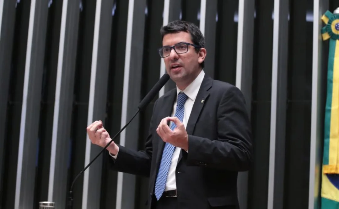 Câmara aprova multa para quem descarta lixo em vias públicas; texto vai ao Senado