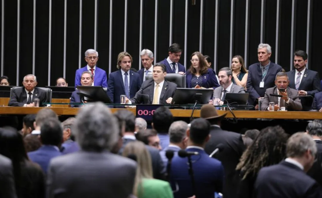 Congresso derruba veto e reduz penas de condenados por tentativa de golpe