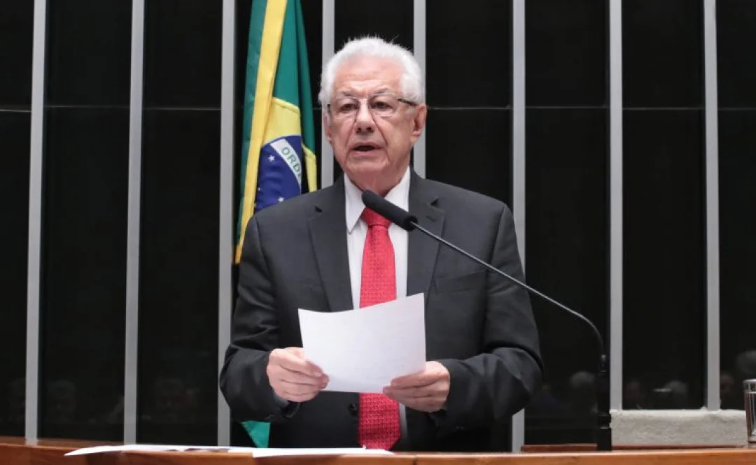 Repasse de recursos de Vorcaro a Flávio Bolsonaro reforça pressão por CPI do Banco Master