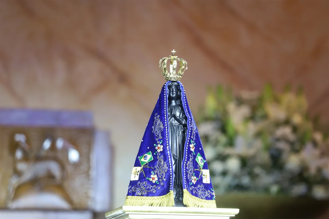 Crianças coroam Nossa Senhora Aparecida no mês mariano do Santuário de Londrina