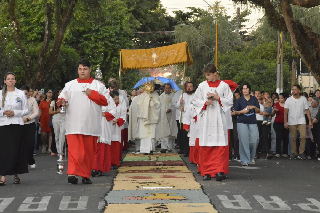 Corpus Christi no Santuário tem confecção de tapetes, Hora Santa, celebração e procissão