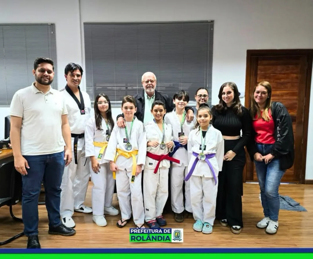 Equipe da Academia André Luís Inácio leva conquistas do Taekwondo ao gabinete municipal