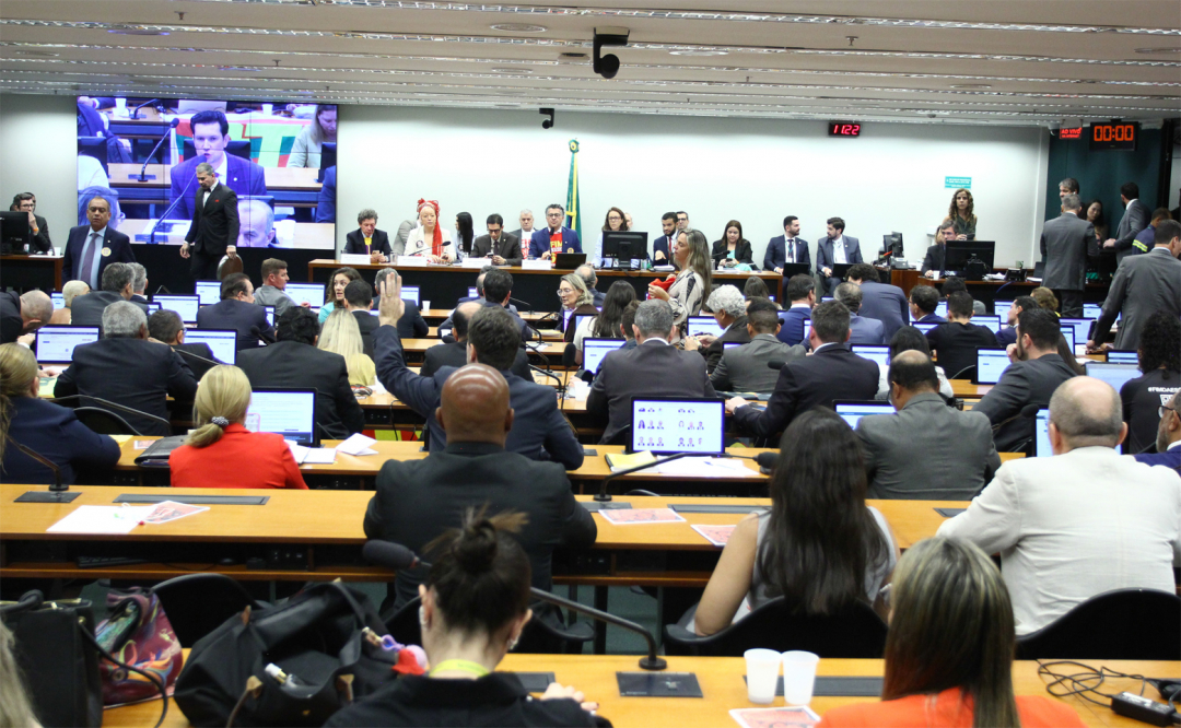 Fiep considera irresponsável aprovação da redução da jornada na Comissão Especial