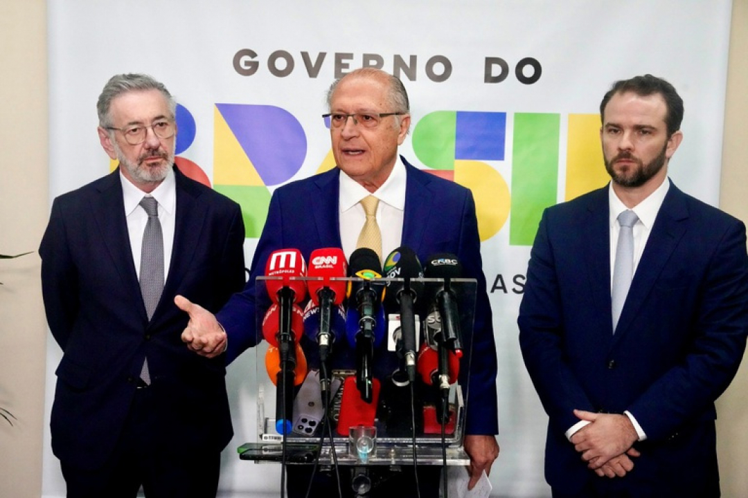 “O caminho vai ser dialogar para que não ocorra”, afirma Alckmin, sobre ameaça de taxação dos EUA a produtos brasileiros