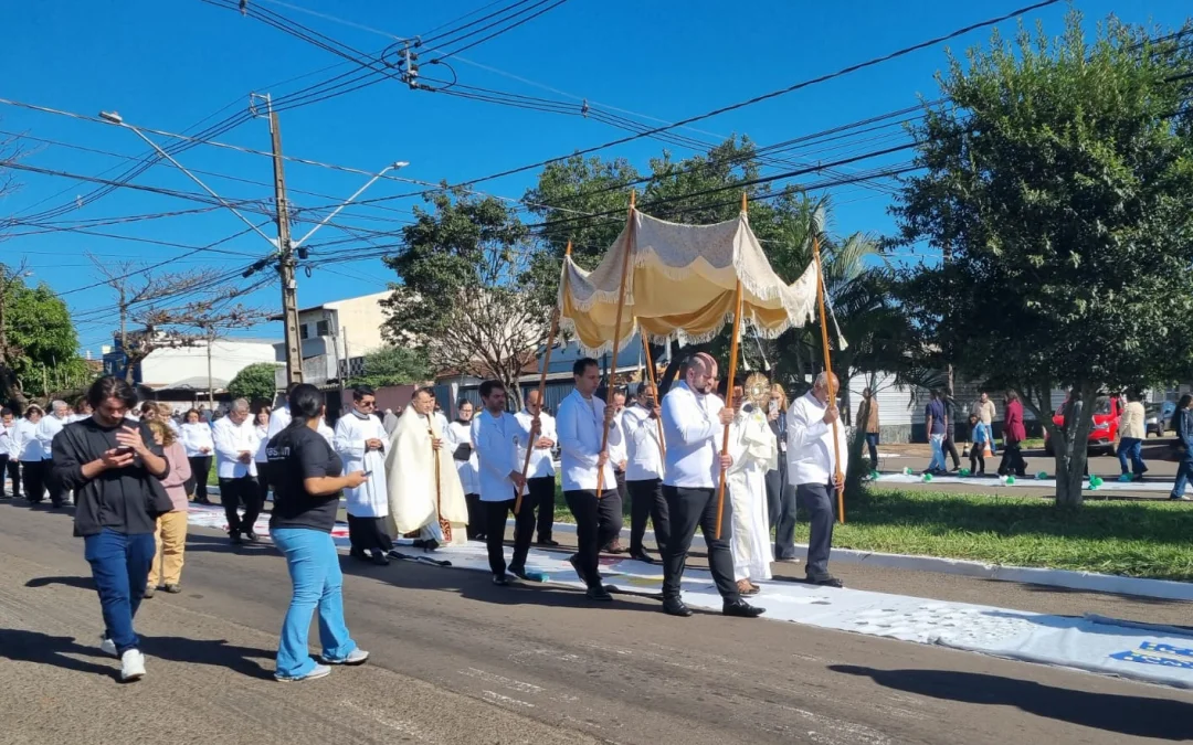 Procissão Corpus Christi no jardim Bandeirantes em Londrina