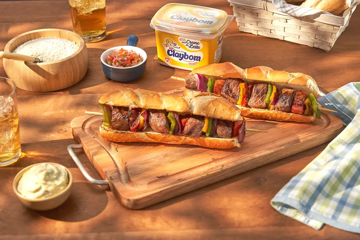 Receitas: Churrasquinho no pão com espetinho de carne e legumes
