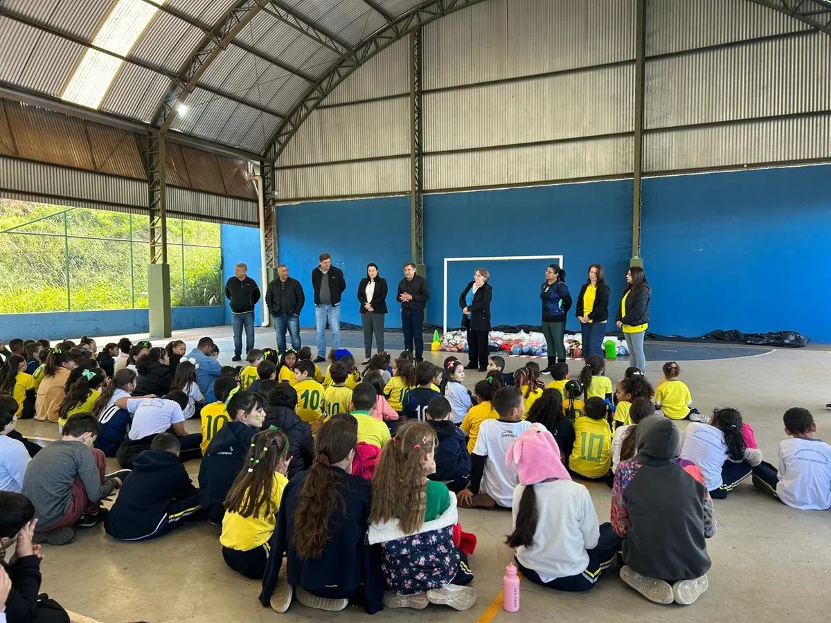 Escola Municipal Gino Azzolini recebe reforço de materiais esportivos para atividades com alunos
