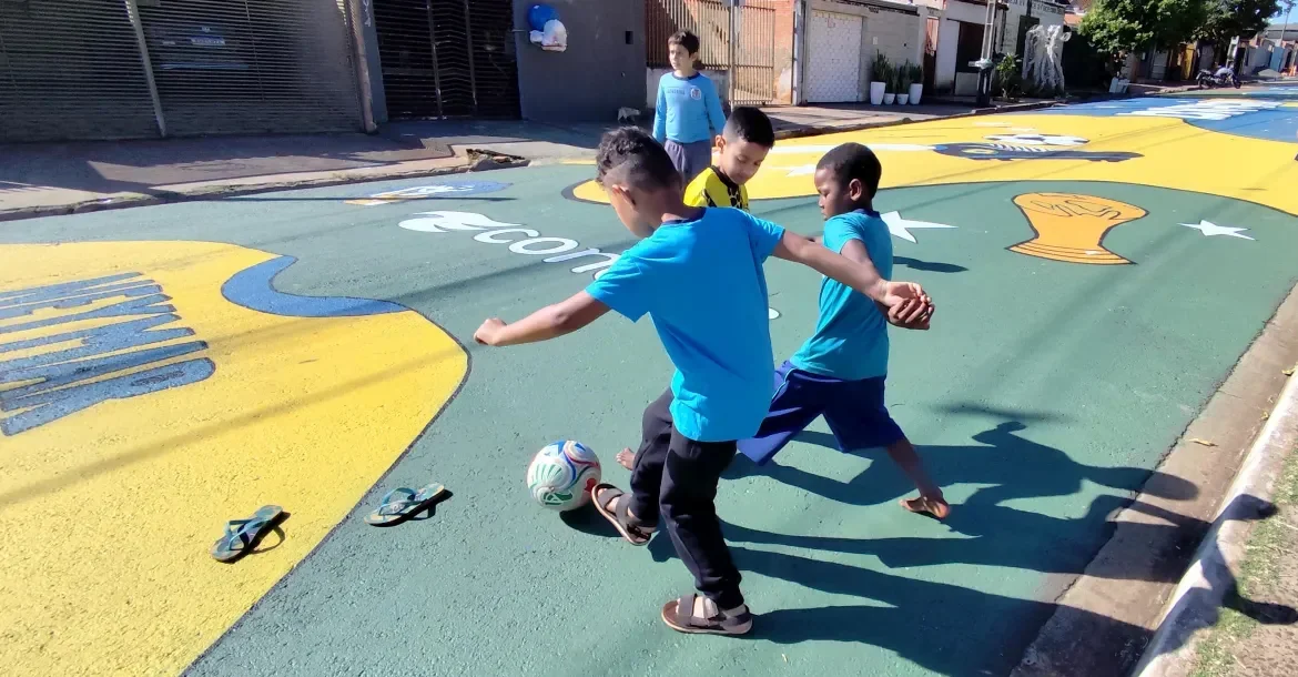 Escola Carlos Dietz transforma calçada em espaço educativo inspirado na Copa do Mundo 2026
