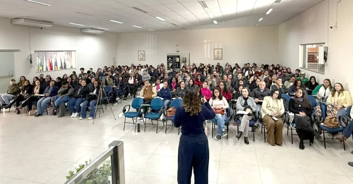 Capacitação reúne 200 profissionais para fortalecer atendimento a crianças e adolescentes em Londrina